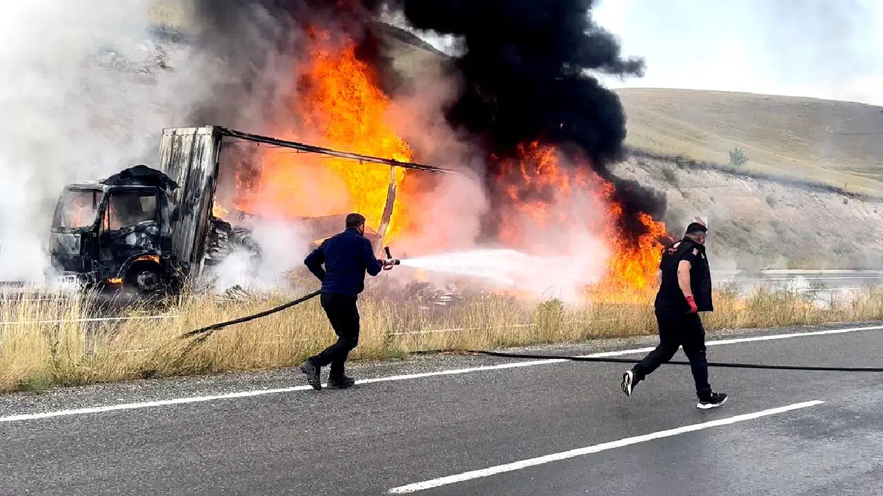 Kars’ta kargo taşıyan kamyon alev alev yandı