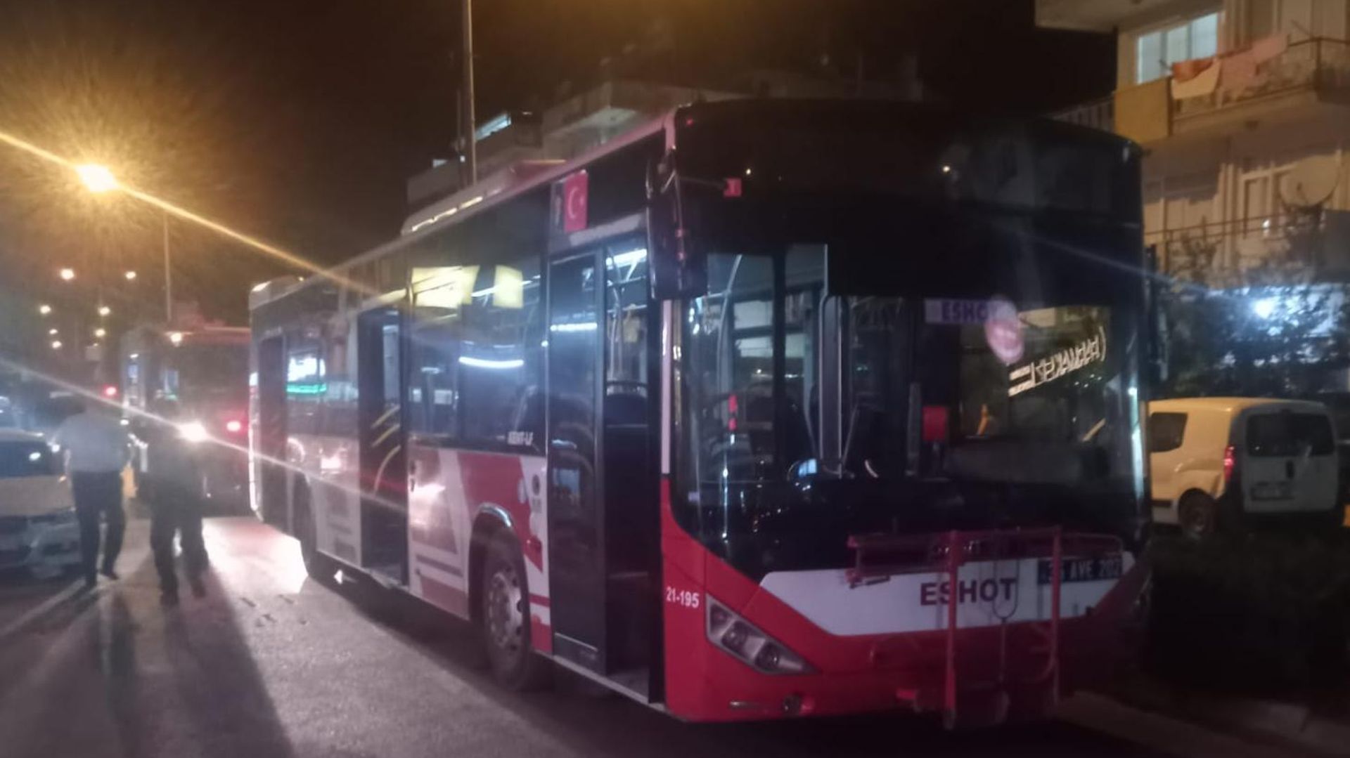 İzmir’de belediye otobüsünde yangın: Yolcular tahliye edildi, maddi hasar meydana geldi